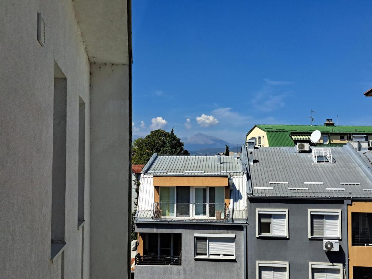 Bright Top Floor Apartment With Free Parking Skopje Zewnętrze zdjęcie